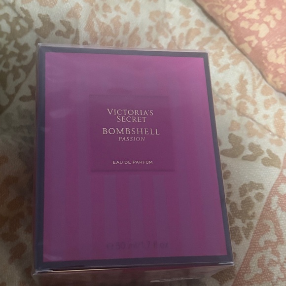Victoria Secret Bombshell Passion perfume - Picture 1 of 2